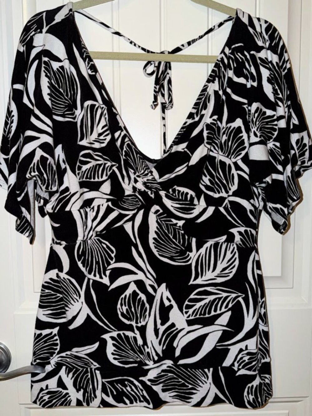 White House Black Market Size L top